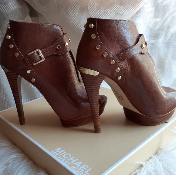 Heel Boots - Picture 1 of 4